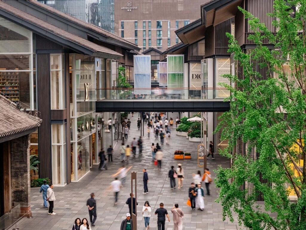 从2022年至2025年底，成都太古里已完成约280家品牌焕新，引入超100家首店。