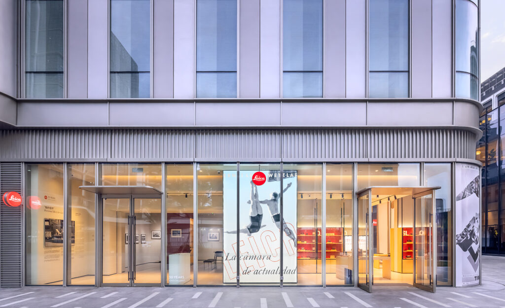 上海西岸中环的徕卡之家，集徕卡零售空间、徕卡画廊（Leica Gallery）及 徕兹咖啡（Café Leitz ）于一体，是一个融合摄影、艺术与日常生活方式的综合体验空间。