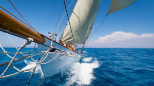 沛纳海Eilean号帆船90周年重返赛场：一艘船、一枚青铜表，与90年的海洋时间