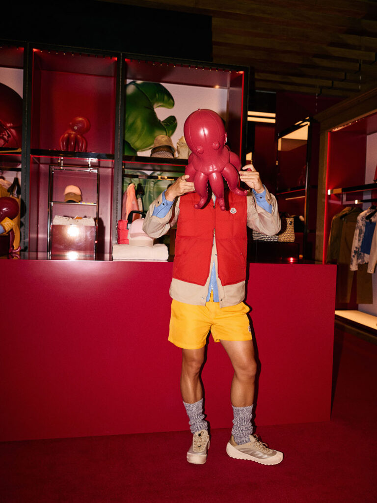 杨祐宁以随性松弛的穿搭格调，生动演绎Moncler Collection 2026夏季系列，展示盟可睐Moncler专属的夏日叠穿美学。