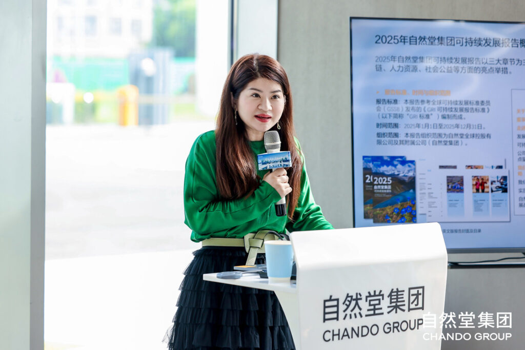 ● 自然堂集团公共事务总经理陈娟玲博士。过去十年，她往返于上海与海拔4000米的喜马拉雅之间，累计40次。