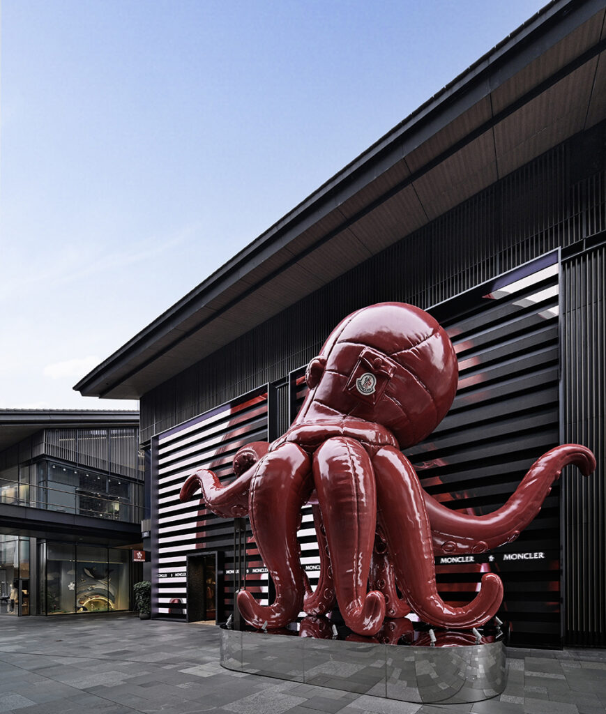 盟可睐Moncler延续「轻松入夏」（Puffy Summer）全球巡礼之旅，在成都太古里旗舰店打造主题艺术装置。
