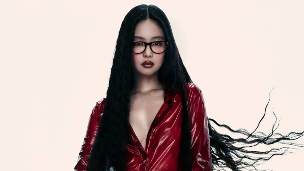 Ray-Ban雷朋全球品牌代言人Jennie，身兼歌手、词曲创作者、演员等多重身份，同时也是著名 K-Pop 女子组合 BLACKPINK 成员