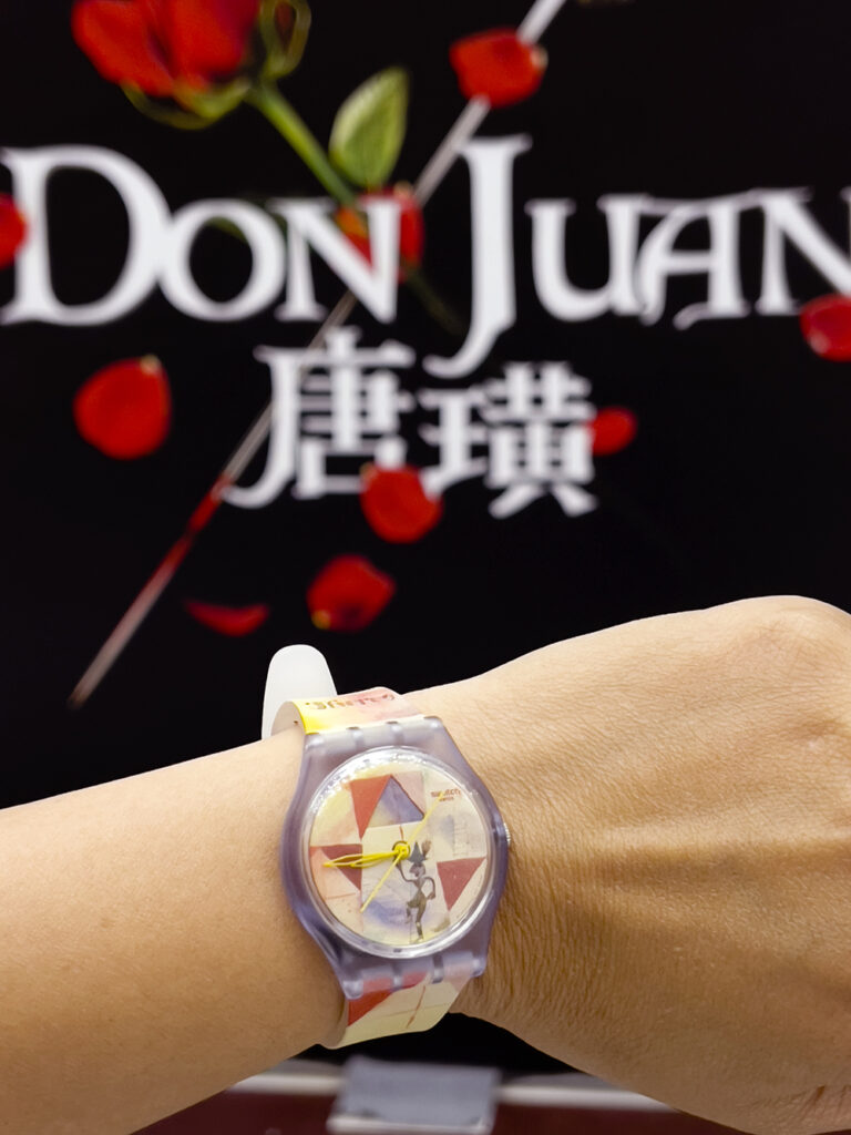 Swatch x Guggenheim 系列腕表配备哑光透明浅蓝色生物源材质 (biosourced) 表壳，搭配生物源材质表镜。表盘与哑光透明表带饰有保罗·克利 (Paul Klee) 艺术作品《The Bavarian Don Giovanni》的印花