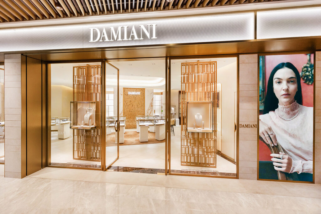 此次精品店启幕是DAMIANI集团全球零售布局拓展战略的重要一步，亦延续了品牌在亚洲市场的强劲发展态势。此前，品牌已于中国三亚、韩国及新加坡相继揭幕全新精品店。