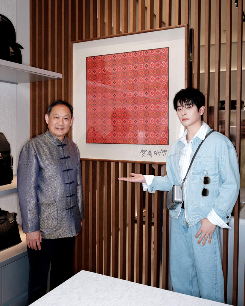 成都rimowa精品店内的蜀锦展示