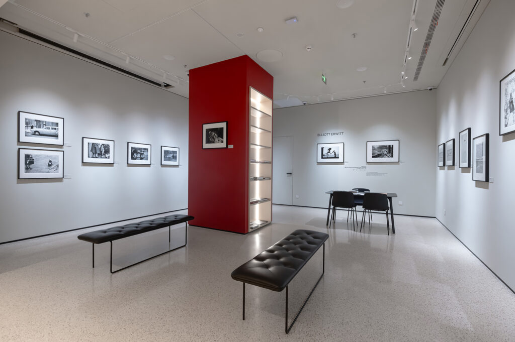 上海徕卡画廊的首展将展出徕卡名人堂摄影师艾略特·厄维特（Elliott Erwitt）的二十余幅代表作，拍摄时间横跨四十余年。