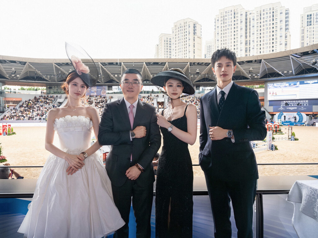 5月3日，浪琴表中国区副总裁解琦先生携手演员文咏珊、演员张慧雯，演员黄曦彦，优雅亮相赛事现场，见证“浪琴表大奖赛”瞩目上演。