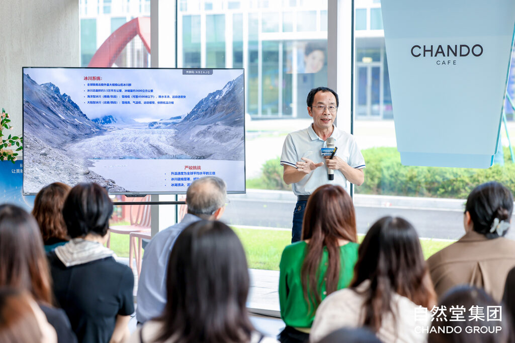 中国科学院西双版纳热带植物园研究员杨永平教授。