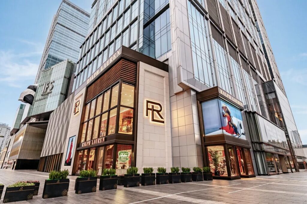 成都IFS这家店，官方叫"中国内地首家旗舰店"，2026年3月正式开幕。它汇集当季Polo男女装系列、Ralph Lauren Women's、Ralph Lauren Men's以及精选家居系列，还有西部首家Ralph's Coffee。
