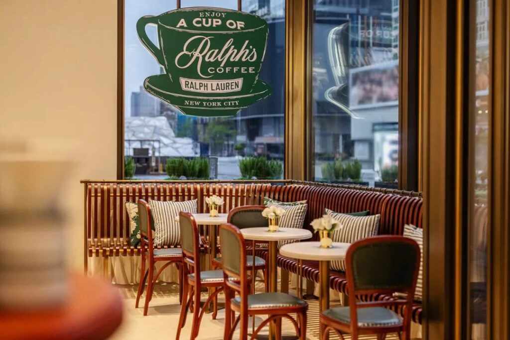 Ralph Lauren没有急着办活动。 他们用这半年时间让Coffee机的蒸汽真正融入空气，让店员记住了常客的名字。