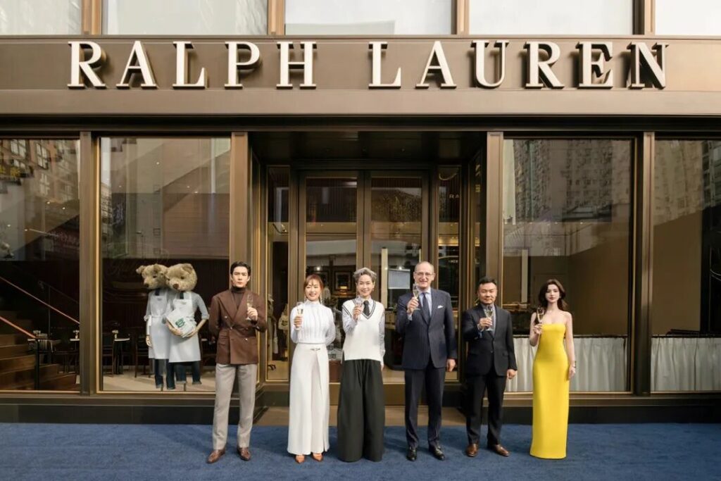 Ralph Lauren拉夫劳伦总裁兼首席执行官Patrice Louvet先生、亚太区首席执行官蔡欣慧（Shin Hwee CHUA）女士、演员叶童、演员、赛车手韩东君、说唱歌手欧阳靖MC JIN以及演员哈妮克孜，共同为品牌中国内地首家旗舰店开幕盛典剪彩。