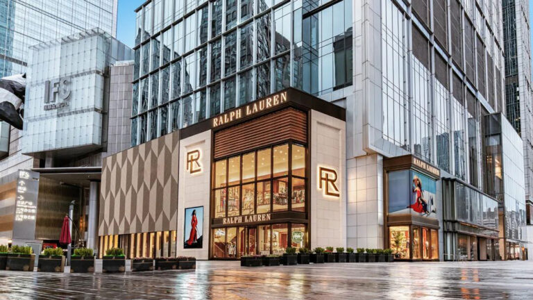 成都IFS一楼。Ralph's Coffee的蒸汽还在升起，与Valentino时代那个封闭的高柜相比，这里现在是敞开的、可进入的、愿意让人停留的。