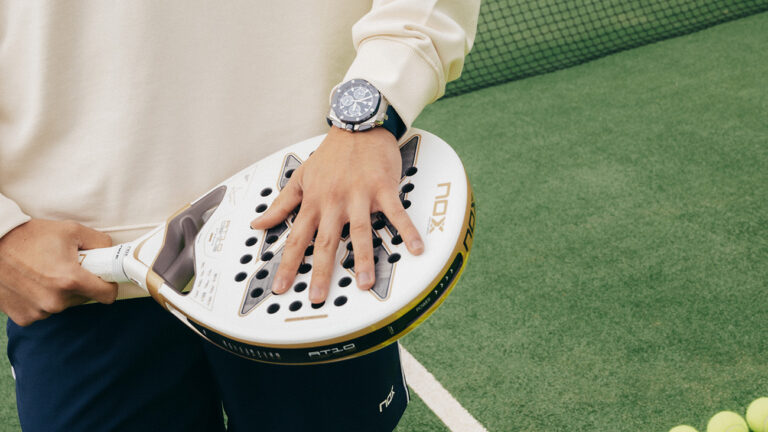瑞士高级制表品牌爱彼（Audemars Piguet）通过与世界顶尖球员阿古斯丁·塔皮亚（Agustín Tapia）建立全新合作关系，并成为世界顶级职业板式网球巡回赛Premier Padel的官方计时，正式进入板式网球世界。