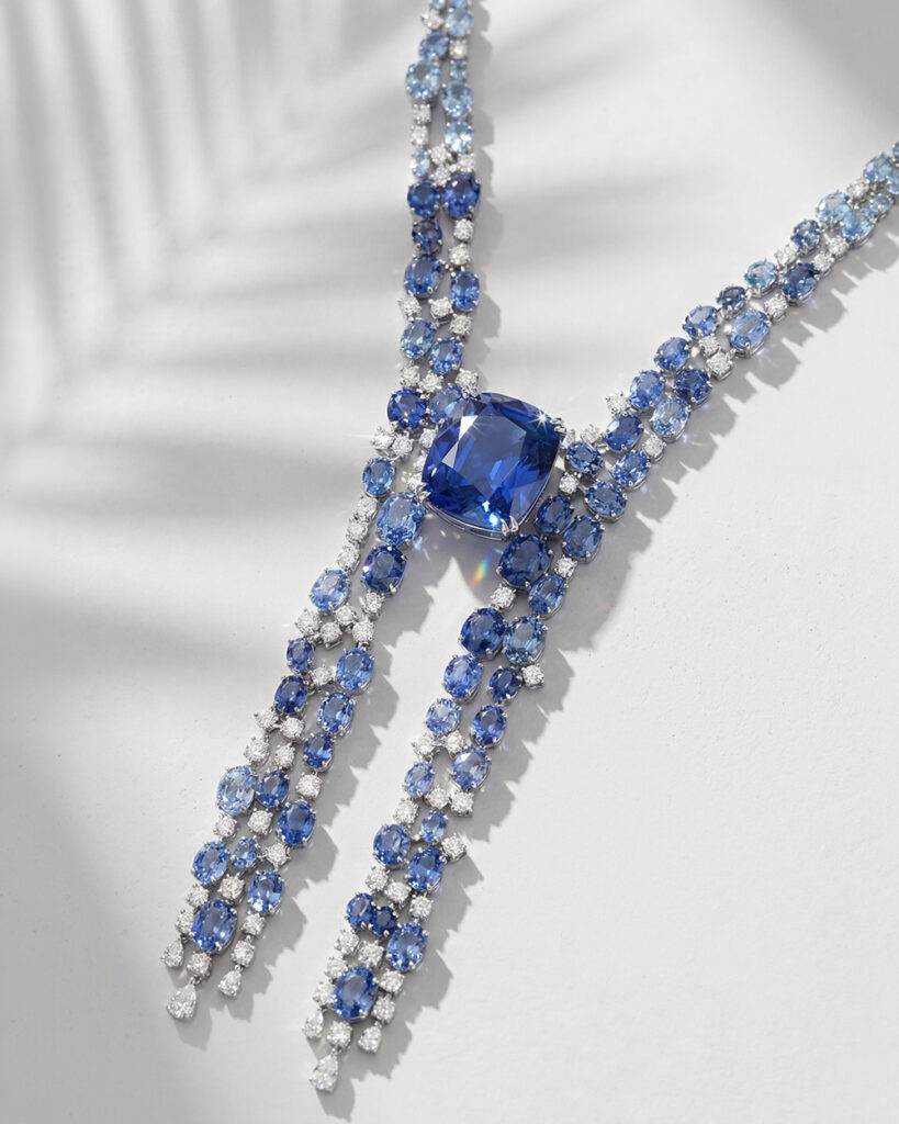 2026年，Chopard萧邦发布全新Red Carpet系列“奇迹之境”高级珠宝臻作，以79件华美臻作生动演绎卡罗琳的灵感绮境。