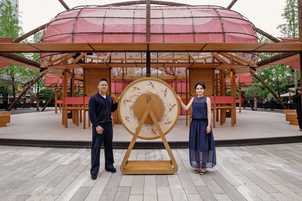 太古地产中国内地零售业务总经理伍玉珊女士与插画艺术家干丁哲先生共同开启限时主题展览
