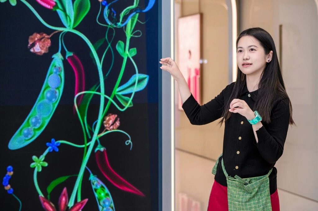 罗比为成都特别创作的《椒园》，直接取材于花椒、辣椒与豌豆尖等本地植物，将四川“既悠闲又火辣”的地域气质，转化为柔软与刺激并存的数字感知场域。