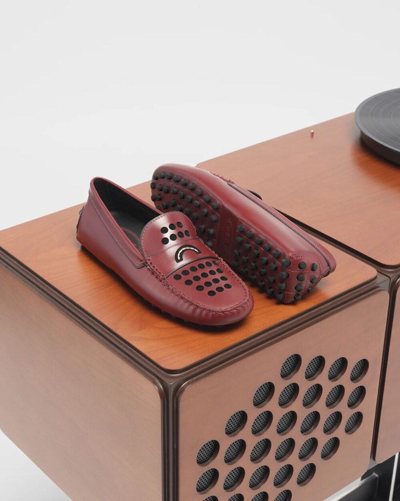  TOD'S ICONS BY ICONS项目亮相米兰设计周，以四件设计经典，礼赞Gommino豆豆鞋