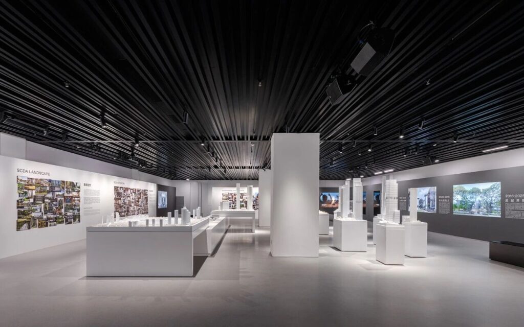 SCDA三十周年中国首展，系统梳理了事务所自1995年以来跨越六大洲的创作轨迹。曾仕乾表示，「湖滨城3号」是SCDA在中国首个湖滨度假作品，其「超越界限」的哲学——不追逐潮流，只探索秩序、光线与比例的永恒价值——正体现在建筑与自然的无界融合中。