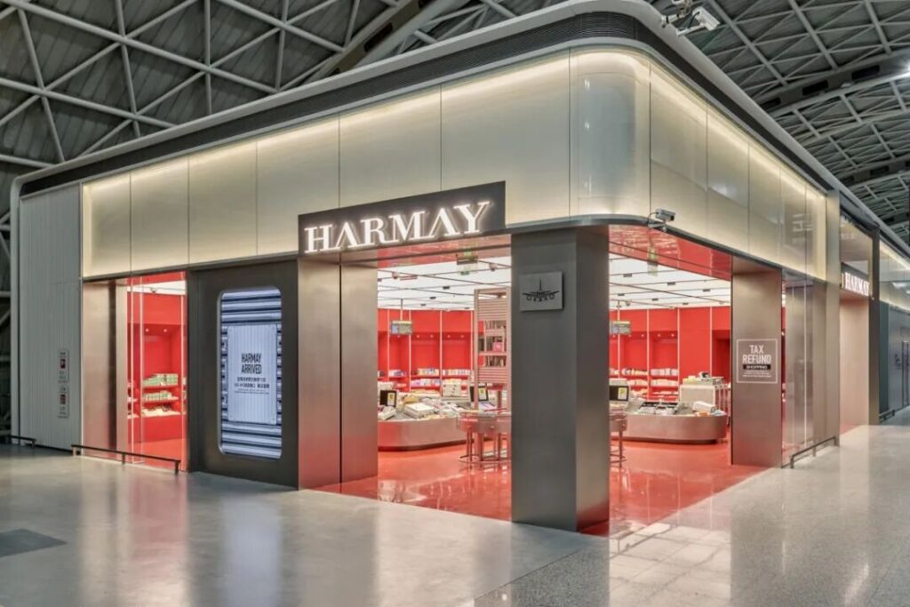 HARMAY話梅成都双流机场T2店启幕：第26家门店，也是“复古航班”的第三站 2026年4月30日，成都双流国际机场T2航站楼。
