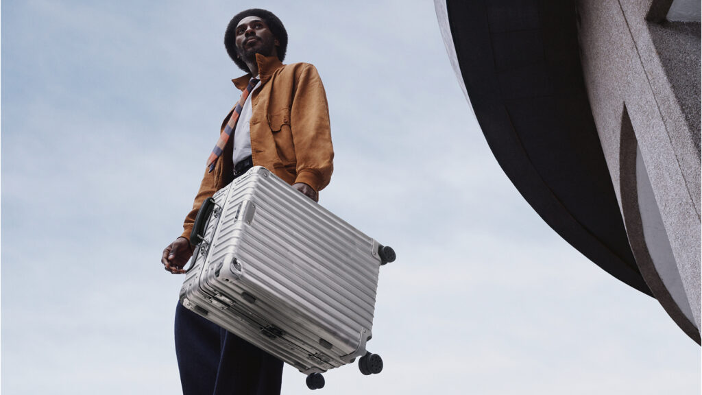 RIMOWA 欣然发布《不止一生（For a Lifetime of Lives）》全新全球广告形象大片，该形象大片以跨越世代的光影叙事，呈现出 RIMOWA 如何伴随主人公穿梭于人生的不同篇章，诠释其与旅途、工艺之间历经时光的羁绊，将两代人的故事娓娓道来。 