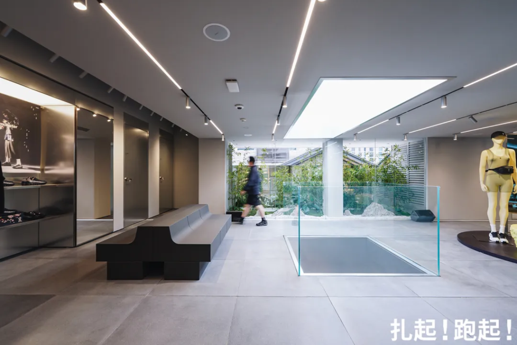 On昂跑店铺的核心设计语言是“竹”。