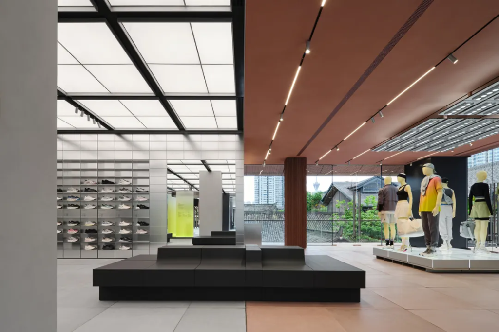 on昂跑成都太古里店铺，砂红色代表成都的热情与温度，冷酷的灰色是建筑外立面的颜色，代表着瑞士的精密与严谨。