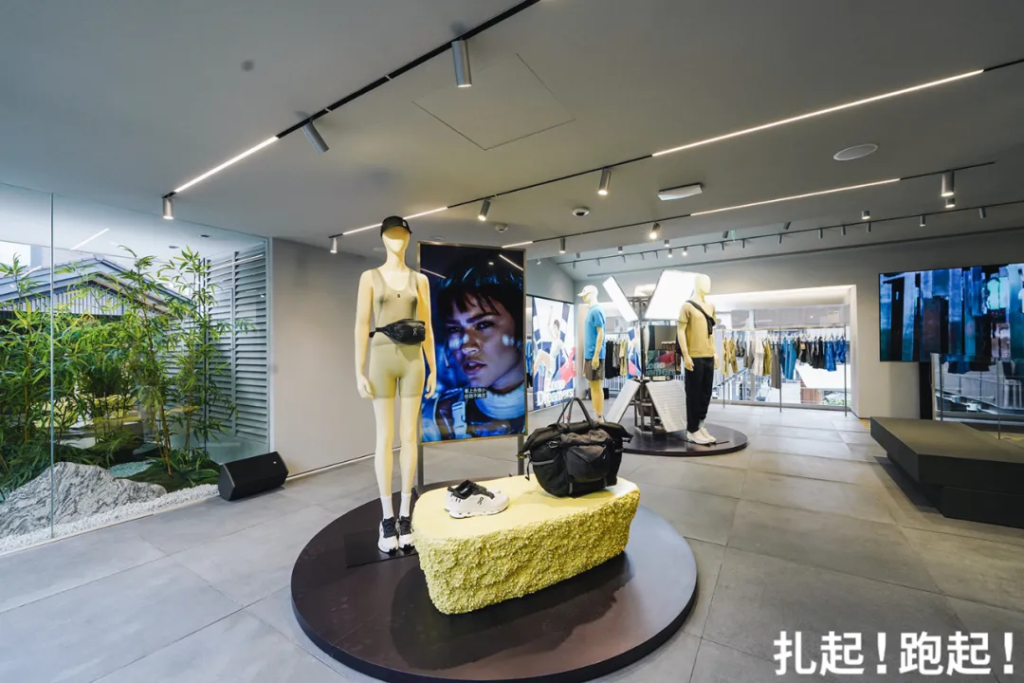 在成都旗舰店二楼「2025太空漫跑区」，On昂跑与全球合作伙伴赞达亚的合作全系列也在这里展示。