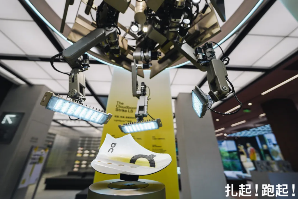 2025年5月1日，这一双搭载革命性LightSpray™高性能鞋面喷织科技的——Cloudboom Strike LS竞速跑鞋将正式发售。