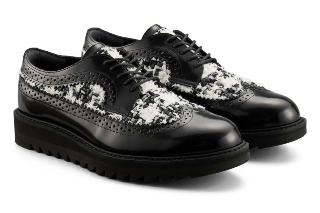 The Onitsuka系列休闲皮鞋定价在3290-4250元之间，汲取了“Nippon Made”系列的精髓，既保留了品牌作为运动鞋巨头的本质，又巧妙地将运动鞋与皮鞋的元素融合。