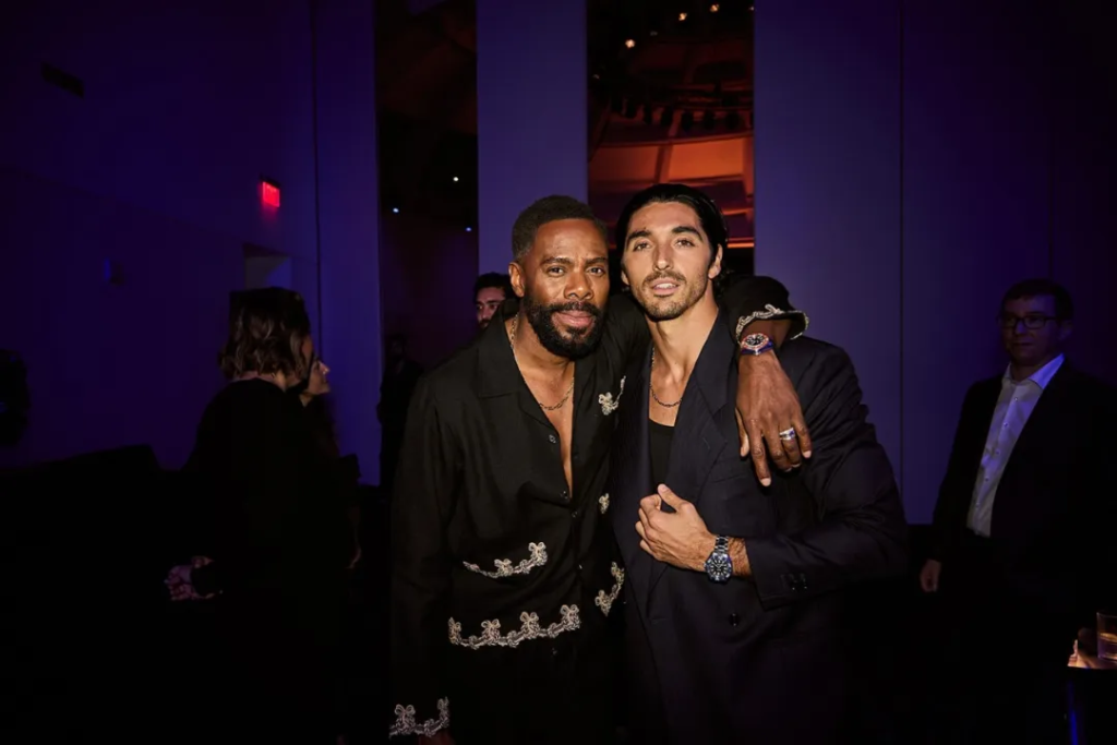 欧米茄品牌挚友科尔曼·多明戈 (Colman Domingo) 与演员泰勒·扎克哈尔·佩雷斯，佩戴第四代海洋宇宙腕表。