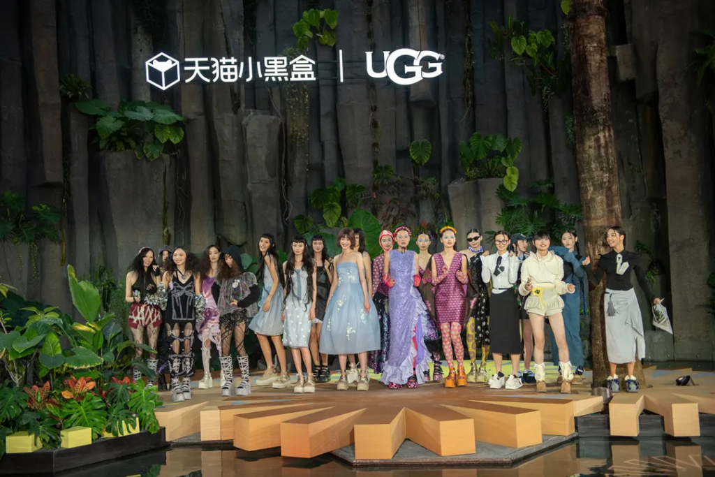 2025年的上海fashion show给出了第一个答案：是“看”——你看我穿UGG的样子很时尚，可以走上T台。