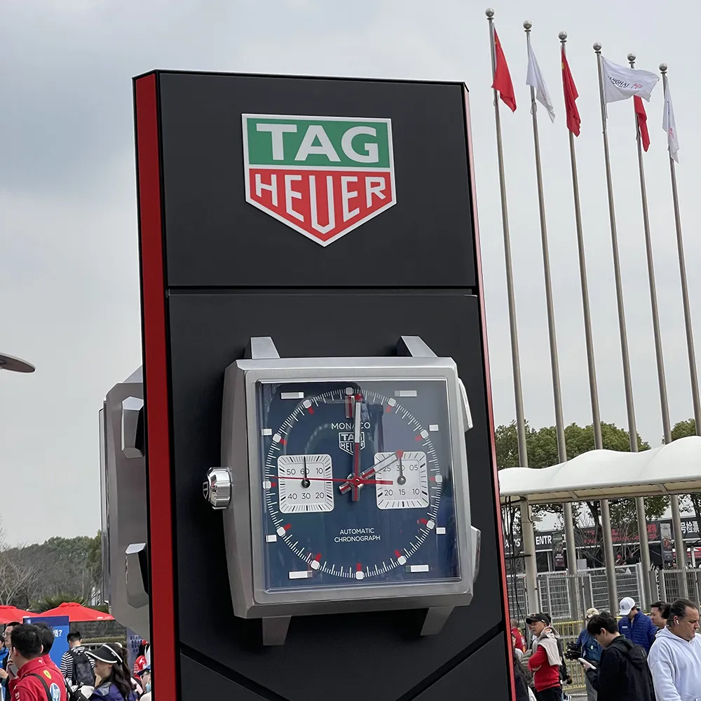  F1世界锦标赛官方计时泰格豪雅的时钟伫立在赛场入口处。