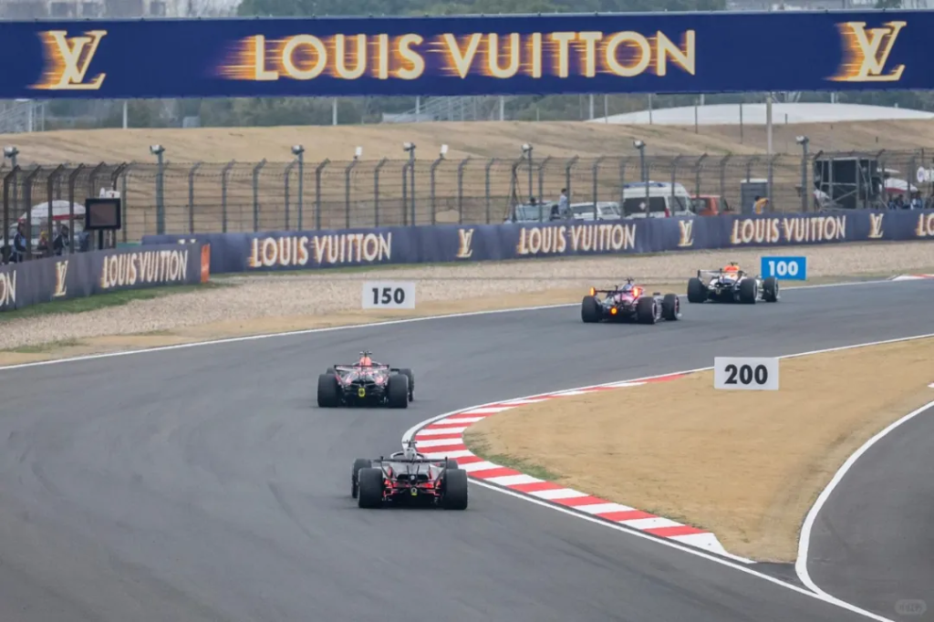 为期3天的2026年F1中国大奖赛今天起将在上海国际赛车场举行。   今年的F1热度再创新高，现场观众数预计达23万人次，将创近20年新高。其中，境外观众占比14%，外省市观众占比74%。