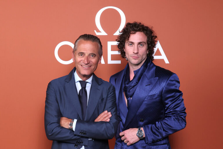 从左至右：欧米茄 (OMEGA) 全球总裁兼首席执行官安世文先生 (Raynald Aeschlimann)与品牌名人大使亚伦·泰勒-约翰逊 (Aaron Taylor-Johnson)