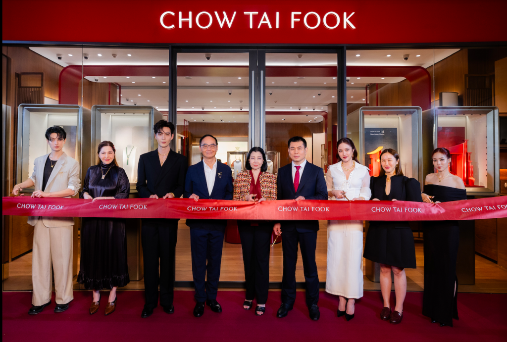 周大福品牌挚友、演员陈星旭，携手泰国知名艺人Freen Sarocha、Love Pattranite及Khunpol出席泰国曼谷罗百丽宫门店开幕仪式