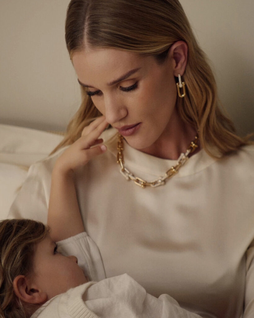 蒂芙尼品牌代言人罗茜·汉丁顿-惠特莉（Rosie Huntington-Whiteley）温情出镜，娓娓讲述关于亲密、感恩与传承的动人故事。