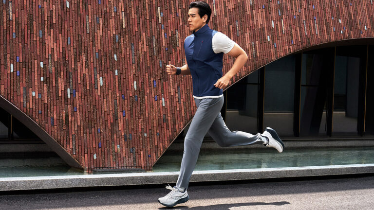 百年专业跑步品牌 Saucony索康尼重磅发布全新 TRIUMPH 胜利 24 跑鞋。