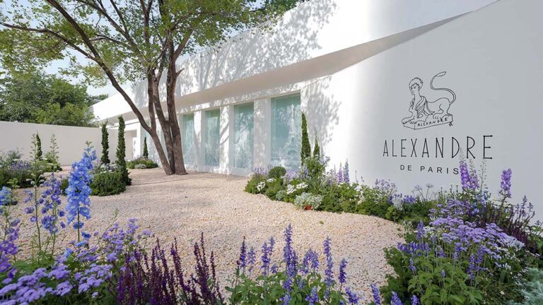 2026年6月4日，享誉世界的造型艺术和发上珠宝品牌ALEXANDRE DE PARIS巴黎亚历山大，于北京时尚地标溪时—空间举办2026秋冬新品预览。