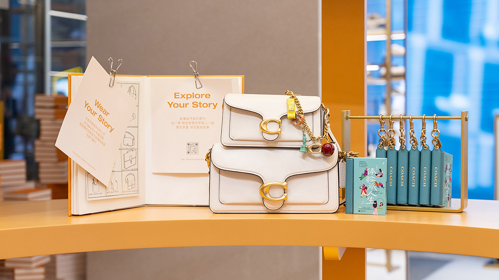 当包上挂起一本书：COACH 如何用「共创」书写真我故事