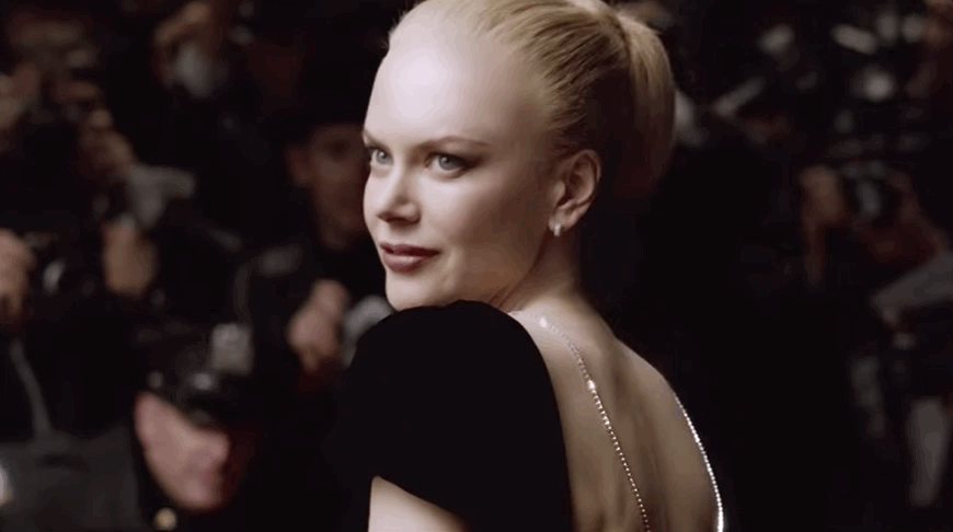 Nicole Kidman。2004年，她在电影《红磨坊》导演Baz Luhrmann拍摄的CHANEL N°5影片中惊鸿一瞥。
