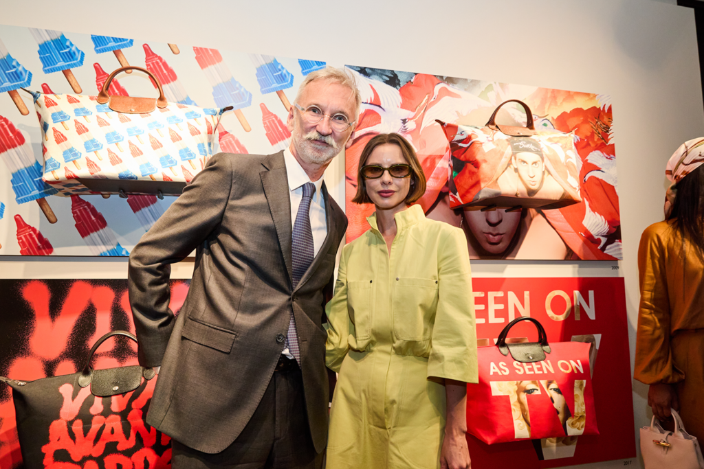 Longchamp 在此次展览中特别呈现与美国设计师 Jeremy Scott 最具代表性的合作系列，现场展出了2014年为香榭丽舍大街旗舰店开业量身打造的 Le Pliage®“Greetings from Paris”手袋，并以双方历年合作设计全景为背景，完整定格这段近20年的创意合作历程。