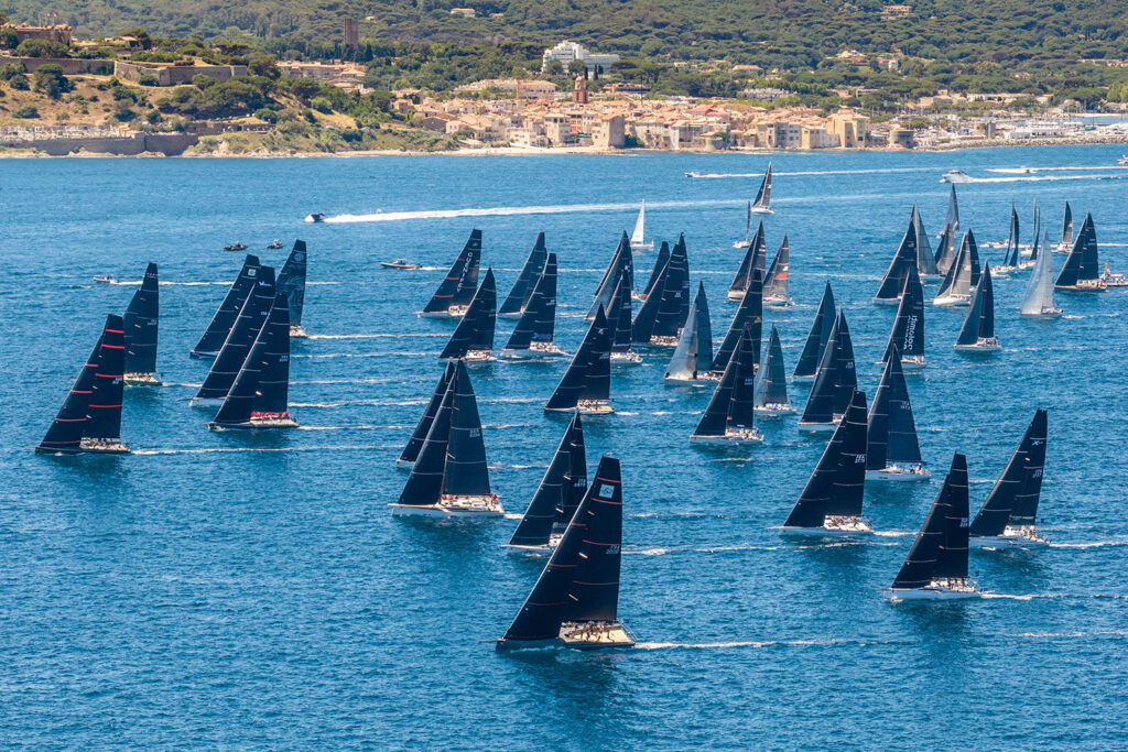 Loro Piana 再度作为官方合作伙伴，出任 2026 年 Giraglia Regatta 帆船赛冠名赞助商，为品牌与帆船世界间的历史与传承书写崭新篇章。