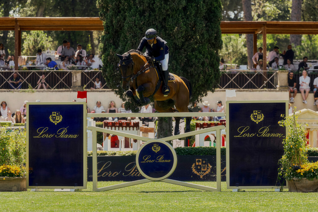 Loro Piana 欣然参与今年第 93 届 CISO 锡耶纳露天广场马术大赛（Piazza di Siena），这是欧洲最古老的马术赛事之一，彰显了品牌对于体育运动的典雅格调与卓越精神的不懈追求。