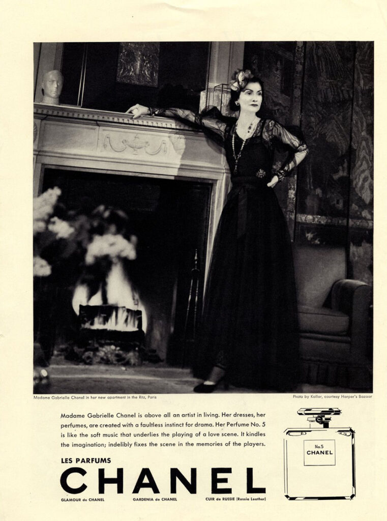 1937年，Coco Chanel在自己公寓里的照片，成为了CHANEL N°5登在《Harper’s Bazaar》上的印刷广告