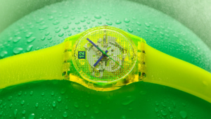 今年六月，Swatch SMASH IT 系列邀请大家步入一个充满大胆表达、趣味能量与纯粹视觉享受的高亮世界。