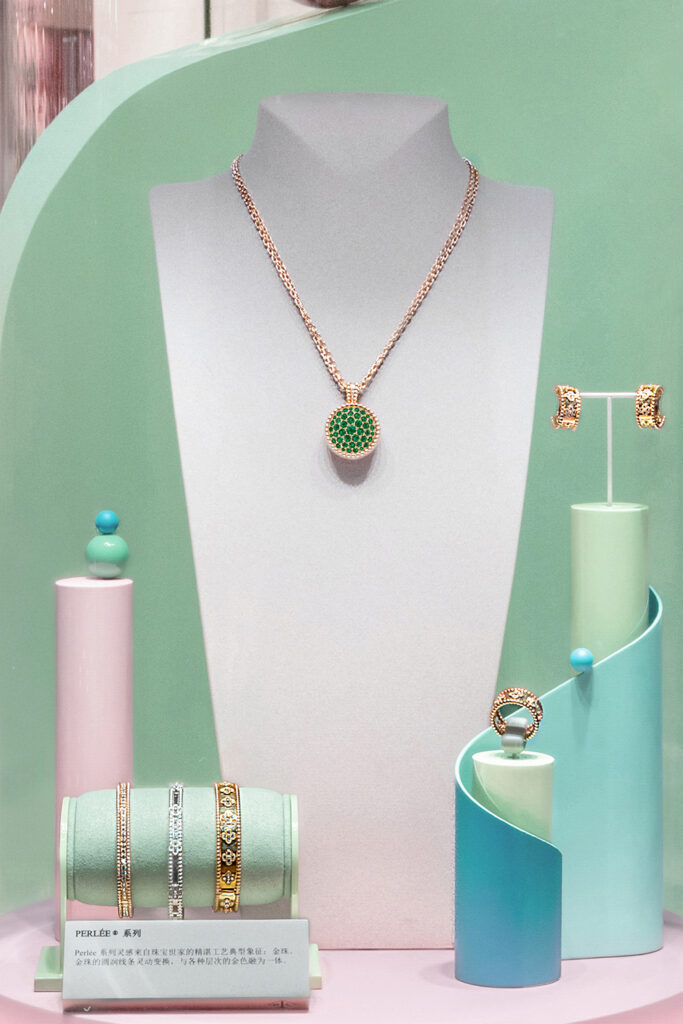 Van Cleef & Arpels梵克雅宝携手Arthur Hoffner 于成都SKP呈现Perlée限时体验空间，以金珠点亮缤纷意趣