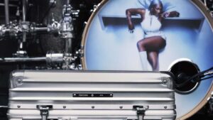 RIMOWA系列短片第三集：当法兰西体育场的22万个座位坐满，一只铝镁合金麦克风箱在后台安静地等待