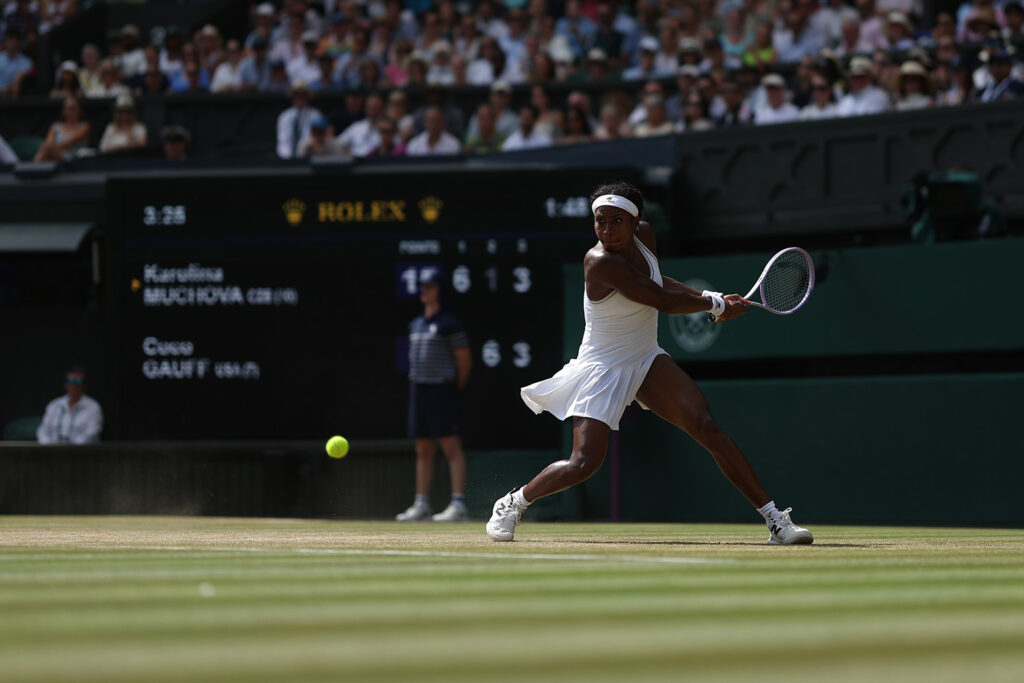 2026 年温布尔登网球锦标赛上，劳力士 代言人可可·高芙(COCO GAUFF)反手 击球