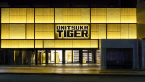 鬼塚虎全球最大旗舰店登陆东京新宿：一座Tiger Yellow的垂直叙事，将品牌完整宇宙收进1,837平方米